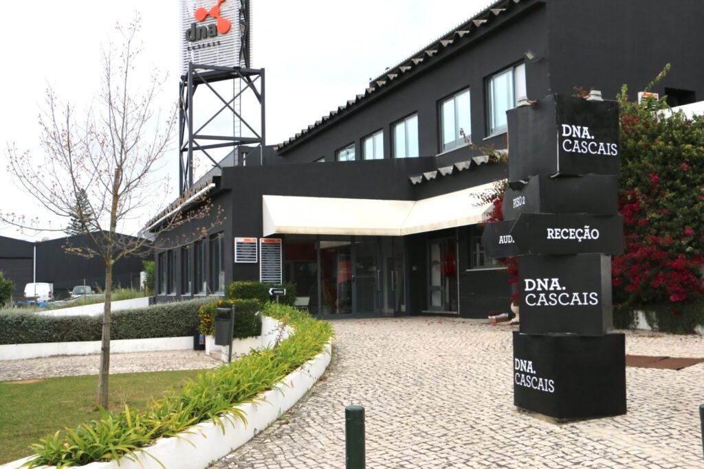 Entrance view to the DNA Cascais building