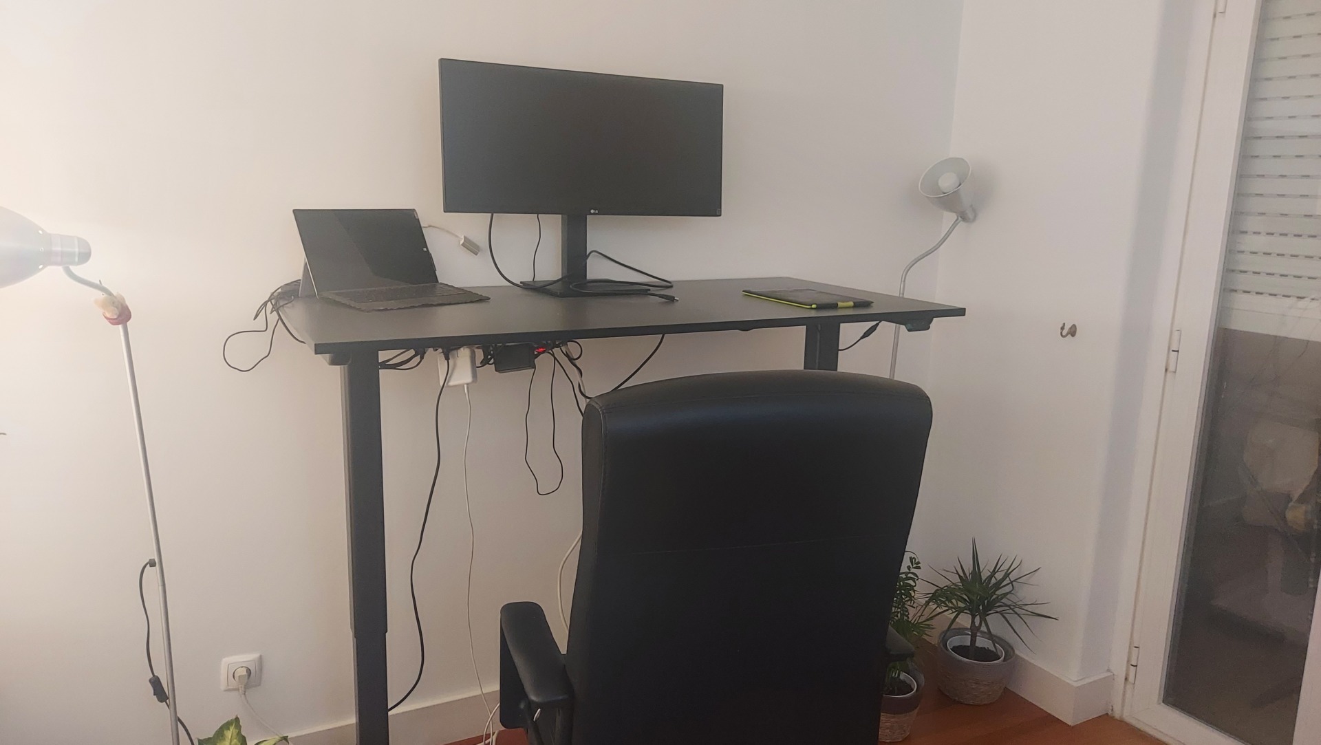 The standing desk I got from Yassa and the wisdescreen LG